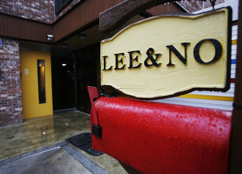 Lee & No Guesthouse Hongdae Сеул Екстериор снимка
