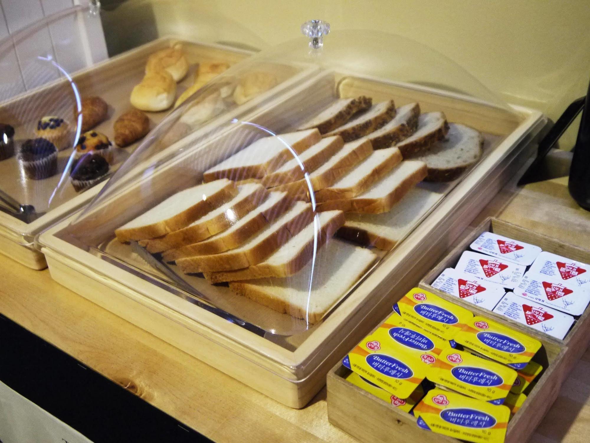 Lee & No Guesthouse Hongdae Сеул Екстериор снимка